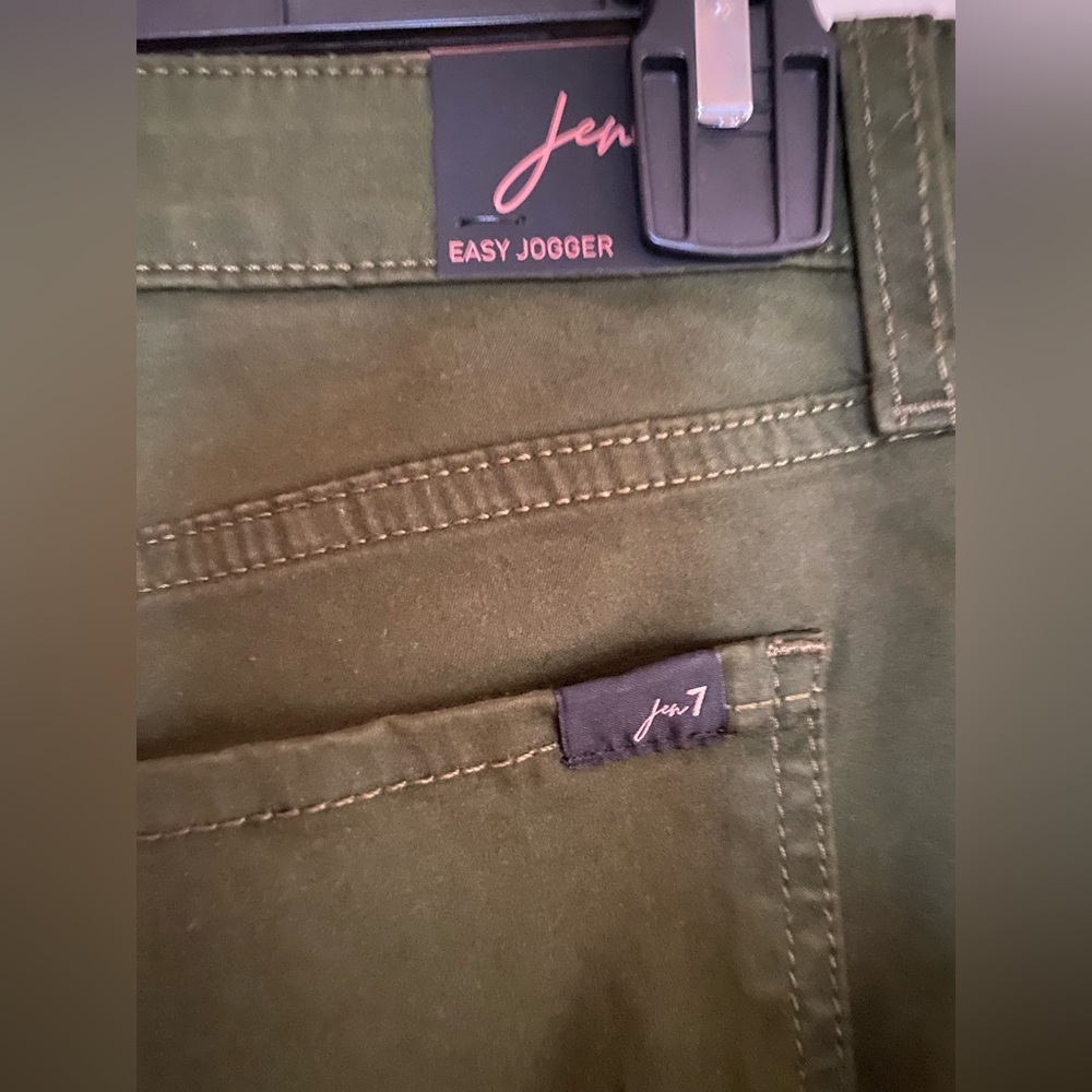Jen7 Green Jogger- straight leg pant. Size 8